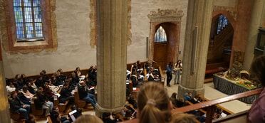 Bunte Kerzen in der Regiswindiskirche