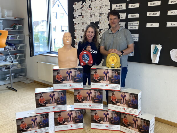 Defibrillator-Schulung zum Erste-Hilfe-Projekt