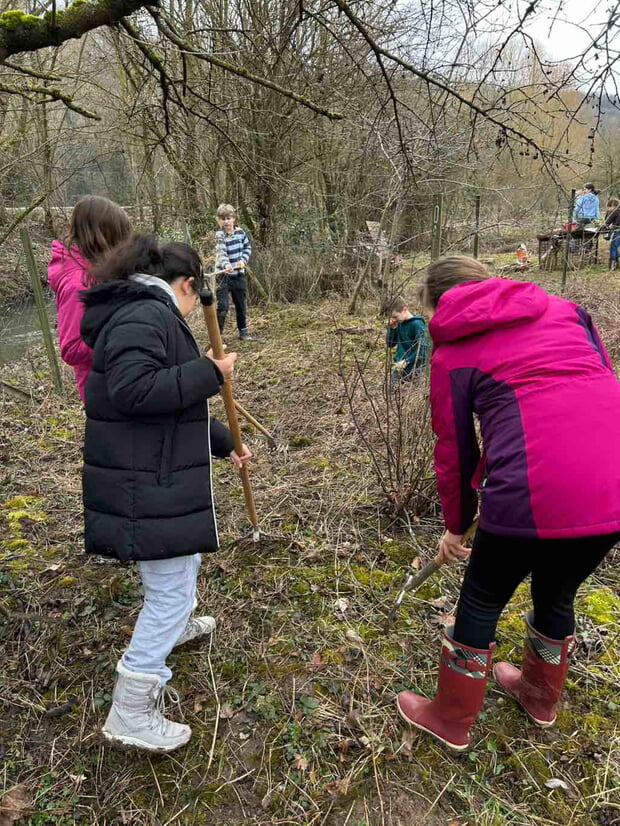 Im Schulgarten gibt es viel zu tun