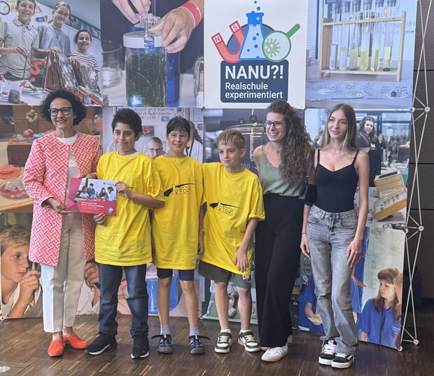 vlnr: Bärbel Renner (Dieter Schwarz Stiftung), Jusuf Omer, Pia Aßmann, Mateo Hennig, Fabiana Caudullo (verantwortiliche Lehrkraft HRS) und Jule Hahn (Jugendbegleiterin HRS) bei der Preisverleihung in der experimenta