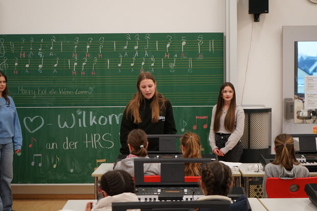 10. Klässlerinnen erklären den 4. Klässlern wie man auf den Keyboards spielt. (Foto Rau)