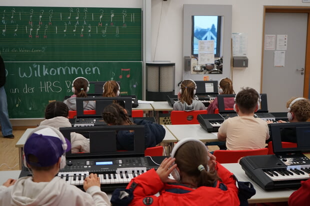 4. Klässler*innen probieren am Tag der offenen Tür unsere Keyboards aus. (Foto Rau)