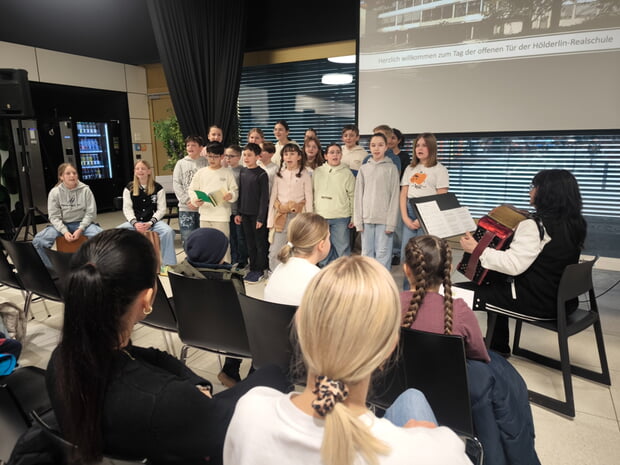 Der Projektchor am Tag der offenen Tür. (Foto Zör)