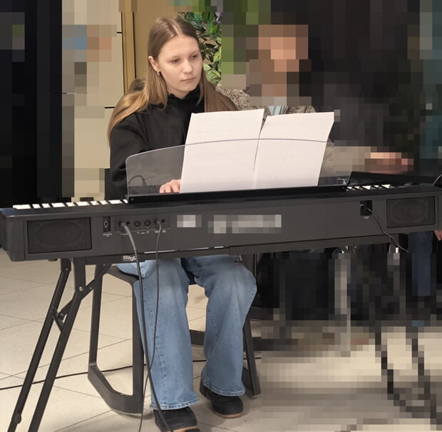 Unsere Musiklotsin Carolin Brenner beim Solovortrag am E-Piano. (Foto Zör)
